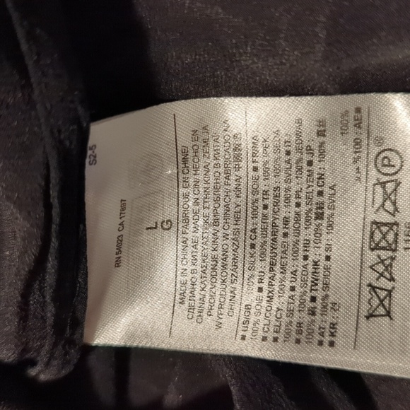 Banana Republic Large black sleeveless tank shell SILK gorgeous lightweight - Picture 9 of 10